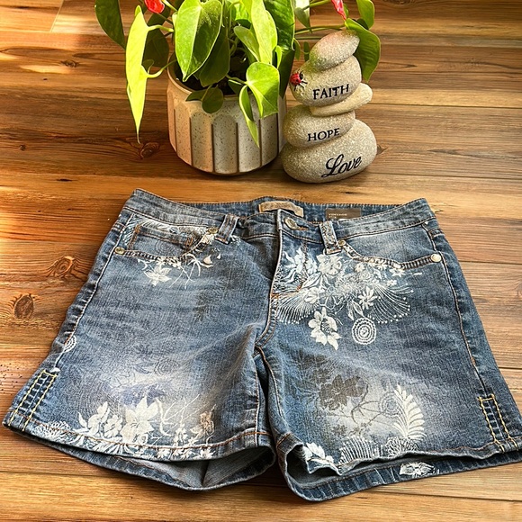 American Vintage Pants - 💖Vintage American Collection denim jean short with white floral design